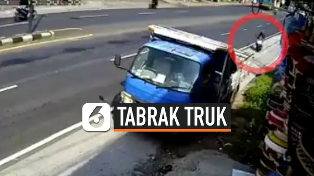 VIDEO: Hilang Kendali, Pemotor Tabrak Truk Parkir