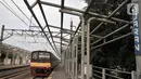 Kereta melintasi Stasiun Buaran lama yang sudah tidak beroperasi di Jakarta, Selasa (8/10/2019). Stasiun Buaran lama yang saat ini sudah usang belum juga dilakukan pembongkaran oleh pihak terkait. (merdeka.com/Iqbal Nugroho)