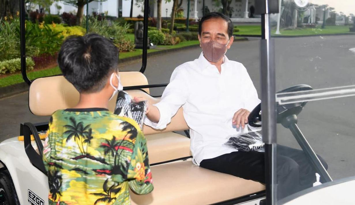 <p>Presiden Joko Widodo atau Jokowi mengemudikan mobil golf sambil menyapa masyarakat yang berada di area sekitar Istana Kepresidenan Yogyakarta pada Selasa 3 Mei 2022. Pada hari kedua lebaran, Jokowi bermain bersama cucu-cucunya di halaman Istana Kepresidenan. (Foto: Lukas - Biro Pers Sekretariat Presiden)</p>