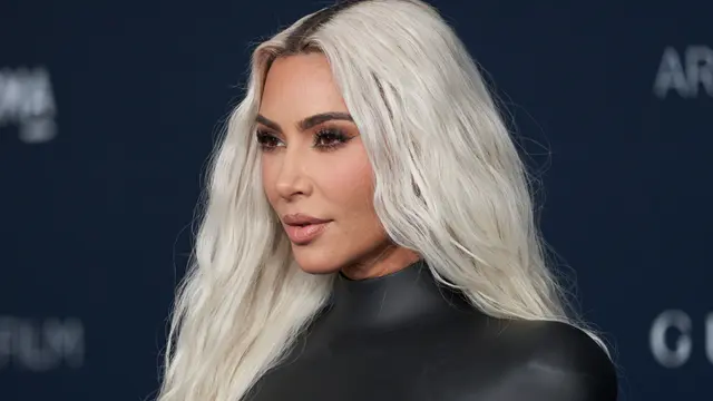 Kim Kardashian Tampil Glamor Pakai Gaun Vinil Hitam Ketat di LACMA Art+Film Gala