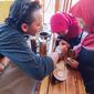 Proses pelatihan membatik diatas kopi oeh Pelaku UMKM di Probolinggo (Istimewa)