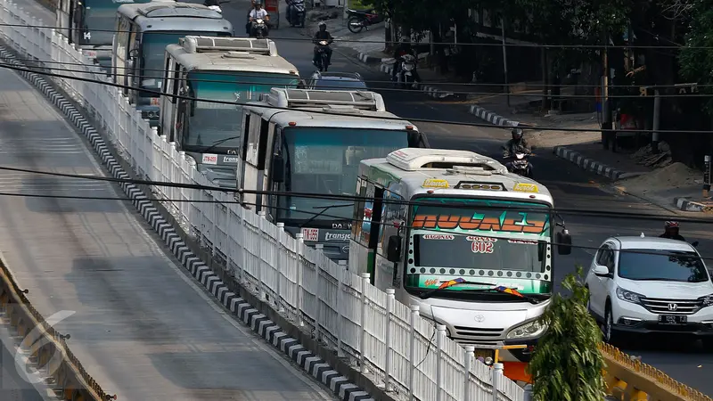 20151007-Pemprov DKI Bakal Hapus Bus Sedang di Ibukota -Jakarta