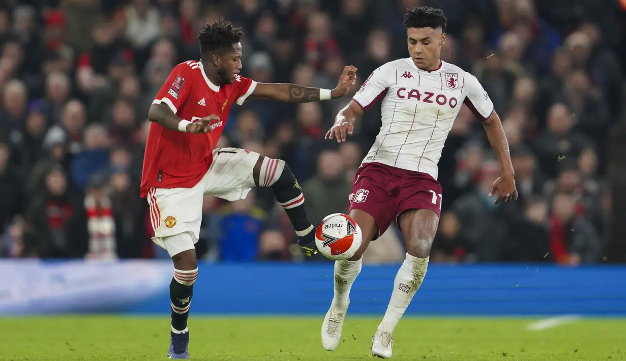 Gelandang Manchester United, Fred mengontrol bola dari kawalan penyerang Aston Villa,  Ollie Watkins pada pertandingan putaran ketiga Piala FA di stadion Old Trafford di Manchester, Inggris, Selasa (11/1/2022). MU menang atas Aston Villa 1-0. (AP Photo/Jon Super)