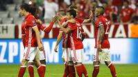 Para pemain Bayern Munchen merayakan kemenangan saat melawan FK Rostov pada laga grup D Liga Champions di Allianz Arena, Munich, Jerman, (14/9/2016) dini hari WIB. (AP Photo/Matthias Schrader)