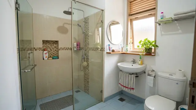 Model Kamar Mandi Kecil dengan Shower yang Tetap Terlihat Luas