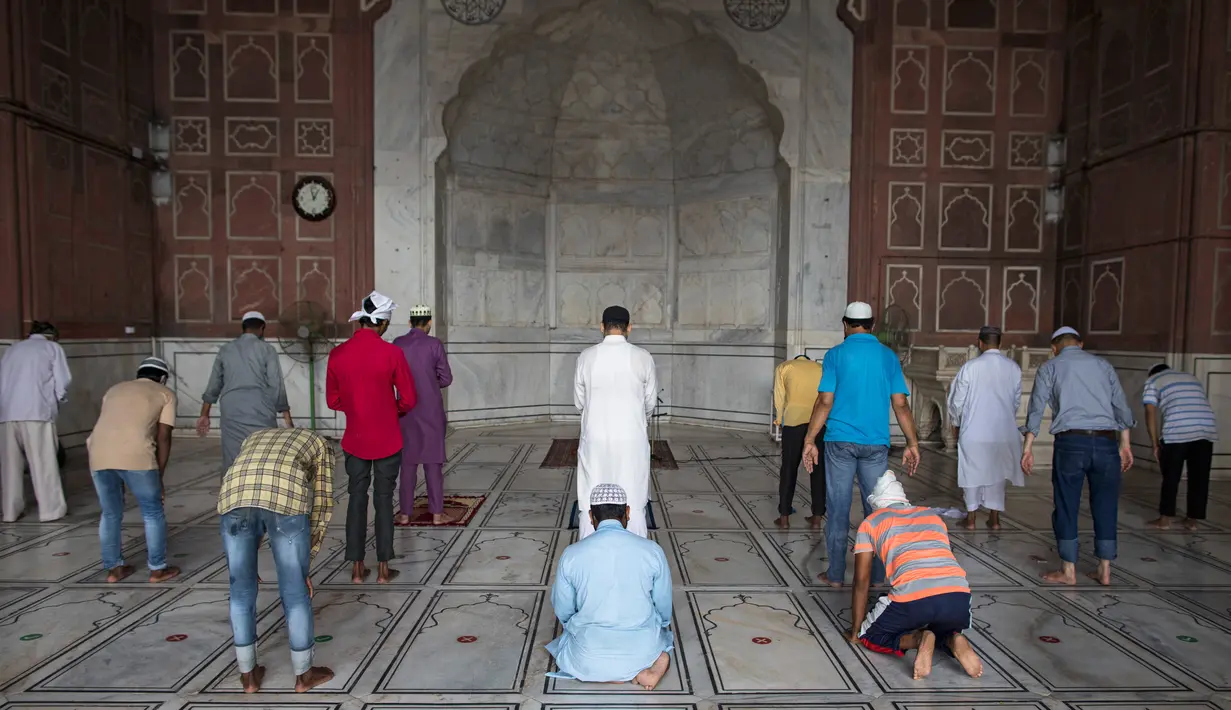 Umat Muslim melaksanakan salat dengan menjaga jarak  ketika Masjid Jama dibuka kembali setelah pemerintah melonggarkan lockdown di kawasan Kota Tua Delhi, Selasa (7/7/2020). India pada 6 Juli menjadi negara dengan jumlah virus corona tertinggi ketiga di dunia. (XAVIER GALIANA/AFP)