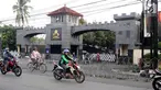 Kendaraan melintas depan kawat berduri di Mako Brimob, Kelapa Dua, Depok, Kamis (24/1). Polisi sudah mulai melakukan penjagaan di hari kebebasan Basuki Tjahaja Purnama atau BTP alias Ahok. (Liputan6.com/Herman Zakharia)