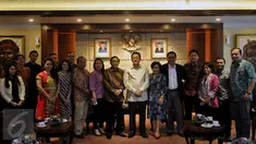 Ketua DPD RI, Irman Gusman foto bersama Jajaran Group Surya Citra Media (SCTV, Indosiar dan Liputan6.com) Gedung DPR, Jakarta, Selasa (8/3/2016). Kunjungan tersebut dalam rangka silaturahmi. (Liputan6.com/Johan Tallo)