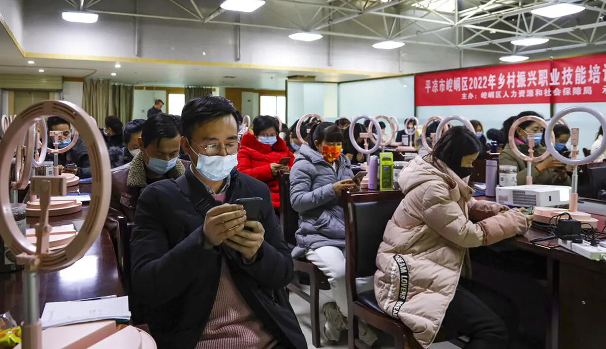 Warga belajar keterampilan livestreaming serta webcasting untuk e-commerce dan jualan online saat workshop yang digelar oleh otoritas pemerintah daerah di Zhangye, Provinsi Gansu, China, 20 Januari 2022. (Chinatopix via AP)