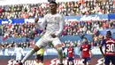 Gelandang Real Madrid, Casemiro, merayakan gol ke gawang Osasuna pada laga La Liga di Stadion El Sadar, Minggu (9/2/2020). Real Madrid menang 4-1 atas Osasuna. (AP/Alvaro Barrientos)