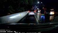 Pengemudi Taksi Online Ngamuk di Tol JORR (Tangkapan Layar Instagram peteratindra's)