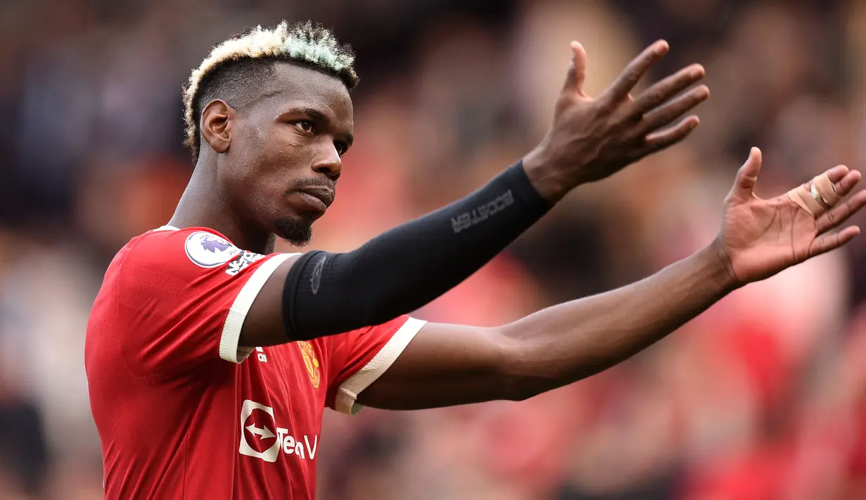 <p>Pemain top pertama yang pernah menjadi kliennya adalah Paul Pogba. Ia pernah meyakinkan Pogba untuk hengkang dari Manchester United dari Juventus pada 2012 silam. Gara-gara transfer tersebut, Sir Alex Ferguson murka dan melarang MU untuk berurusan dengannya. Selain itu, Raiola juga menjadi sosok kepulangan sang gelandang ke Old Trafford pada tahun 2016 dengan harus merogoh kocek sebesar 100 juta Euro. (AFP/Oli Scarff)</p>