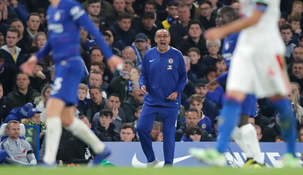 Pelatih Chelsea, Maurizio Sarri memberikan instruksi selama pertandingan melawan Crystal Palace di Liga Inggris di Stamford Bridge, London (4/11). Chelsea menang atas Crystal Palace dengan skor 3-1. (AP Photo/Frank Augstein)