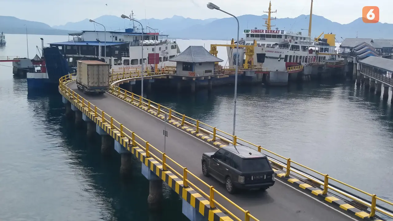 Aktivitas di Pelabuhan ASDP Ketapang Banyuwangi. (Hermawan Arifianto/liputan6.com)