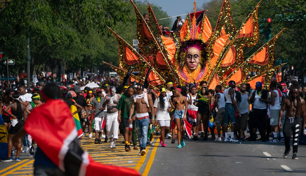 Sejumlah peserta mengikuti pawai  saat berpartisipasi dalam Parade West Indian Day di distrik Brooklyn, New York, Senin (3/9).  Parade untuk memperingati budaya dan sejarah Karibia tersebut digelar rutin setiap tahun. (AP Photo/Craig Ruttle)