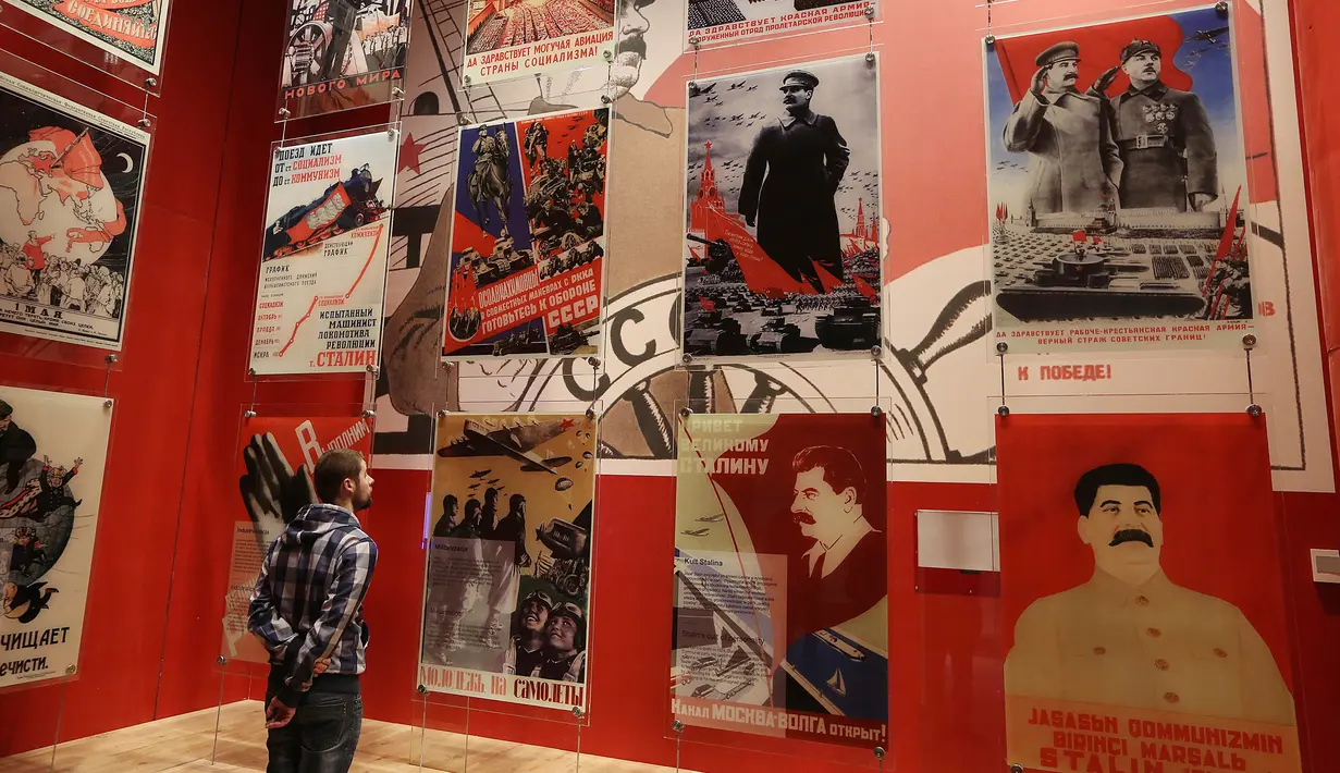 Pengunjung melihat poster-poster para pemimpin saat Perang Dunia II di Museum Perang Dunia II di Gdansk, Polandia, (23/1). Sekitar 22.000 petugas Polandia tewas dalam Perang Dunia II. (AP/Czarek Sokolowski)