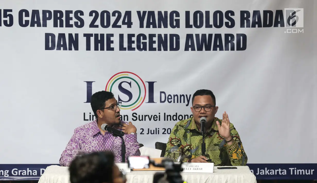 Peneliti LSI Denny JA, Rully Akbar (kanan) memaparkan survei terkini bertajuk '15 Capres 2024 yang Lolos Radar dan the Legend Award' di Kantor LSI, Jakarta, Selasa (2/7/2019). LSI Denny JA merilis 15 nama yang patut digadang kuat maju sebagai calon presiden 2024. (Liputan6.com/Faizal Fanani)