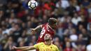 Duel pemain Watford, Nordin Amrabat (bawah) dan pemain Liverpool, Alberto Moreno, pada laga Premier League di Vicarage Road, Watford, (12/8/2017). Liverpool bermain imbang 3-3. (Daniel Hambury/PA via AP)