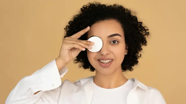 Mengangkat Makeup dan Sunscreen Secara Maksimal