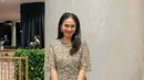 Ersa Mayori tampil memesona kenakan lace midi dress berwarna hijau sage dari Lace by Artkea. [@ersamayori].