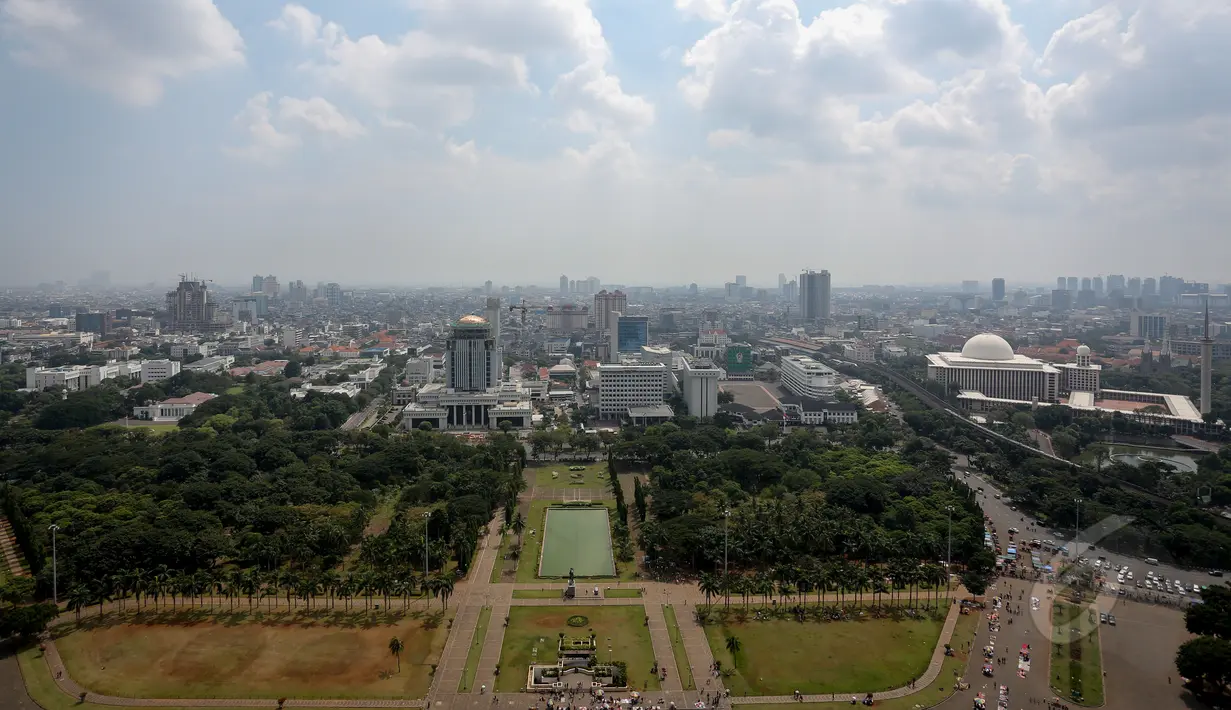 Suasana gedung pencakar langit di kawasan sekitar  Monas, Jakarta, Kamis (14/5/2015). Ruang Terbuka Hijau (RTH) yang ada di Jakarta hingga kini masih di bawah 10%. (Liputan6.com/Faizal Fanani)