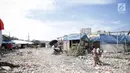 Warga beraktivitas di sekitar bangunan semi permanen di Kampung Akuarium, Jakarta, Rabu (6/11). Rumah berlapis dengan konsep konsolidasi lahan tersebut nantinya akan dibangun tidak lebih dari delapan lantai. (Liputan6.com/Faizal Fanani)