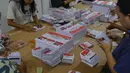 Komisi Pemilihan Umum (KPU) Jakarta Pusat menargetkan para pekerja menyelesaikan pelipatan 2.000 surat suara per harinya. (Liputan6.com/Angga Yuniar)