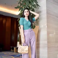 Lilac dan turquoise adalah perpaduan warna yang manis untuk kamu yang suka simpel. [@sandradewi88].