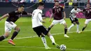 Gelandang timnas Jerman, Kai Havertz (depan) mencetak gol keeempat untuk timnya ke gawang Latvia dalam laga uji coba jelang EURO 2020 di Merkur Spiel Arena, Selasa (8/6/2021) dini hari WIB. Timnas Jerman memenangkan pertandingan dengan skor 7-1. (AP Photo/Martin Meissner)