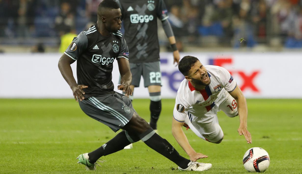 Penampilan menarik gelandang serang Lyon, Nabil Fekir (kanan) membuat dirinya menjadi salah satu top scorer Ligue 1 Prancis. Hingga pekan keempat Nabil mengoleksi tiga gol.  (AP/Laurent Cipriani, File)