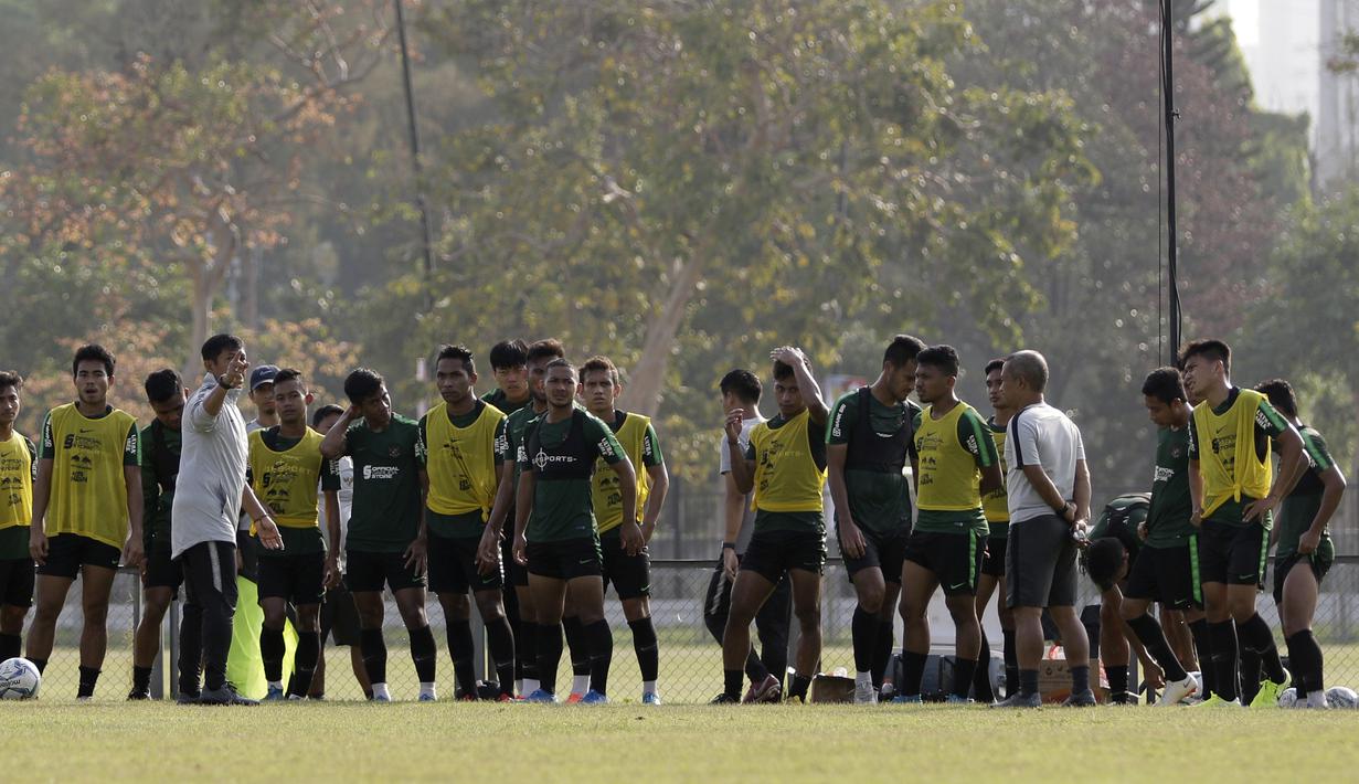 Pelatih Timnas Indonesia U-23, Indra Sjafri, memberikan arahan saat latihan di Lapangan G, Senayan, Rabu (6/11). Jelang SEA Games 2019, Timnas Indonesia U-23 terus pertajam transisi pemain. (Bola.com/Yoppy Renato)