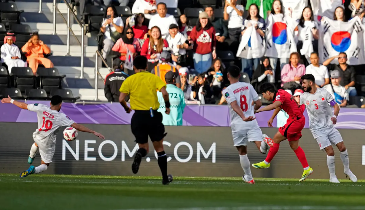 Timnas Korea Selatan meraih poin penuh pada laga pertama penyisihan Grup E Piala Asia 2023 setelah mengalahkan Bahrain 3-1. Dengan hasil ini, mereka memimpin klasemen grup. (AP Photo/Thanassis Stavrakis)