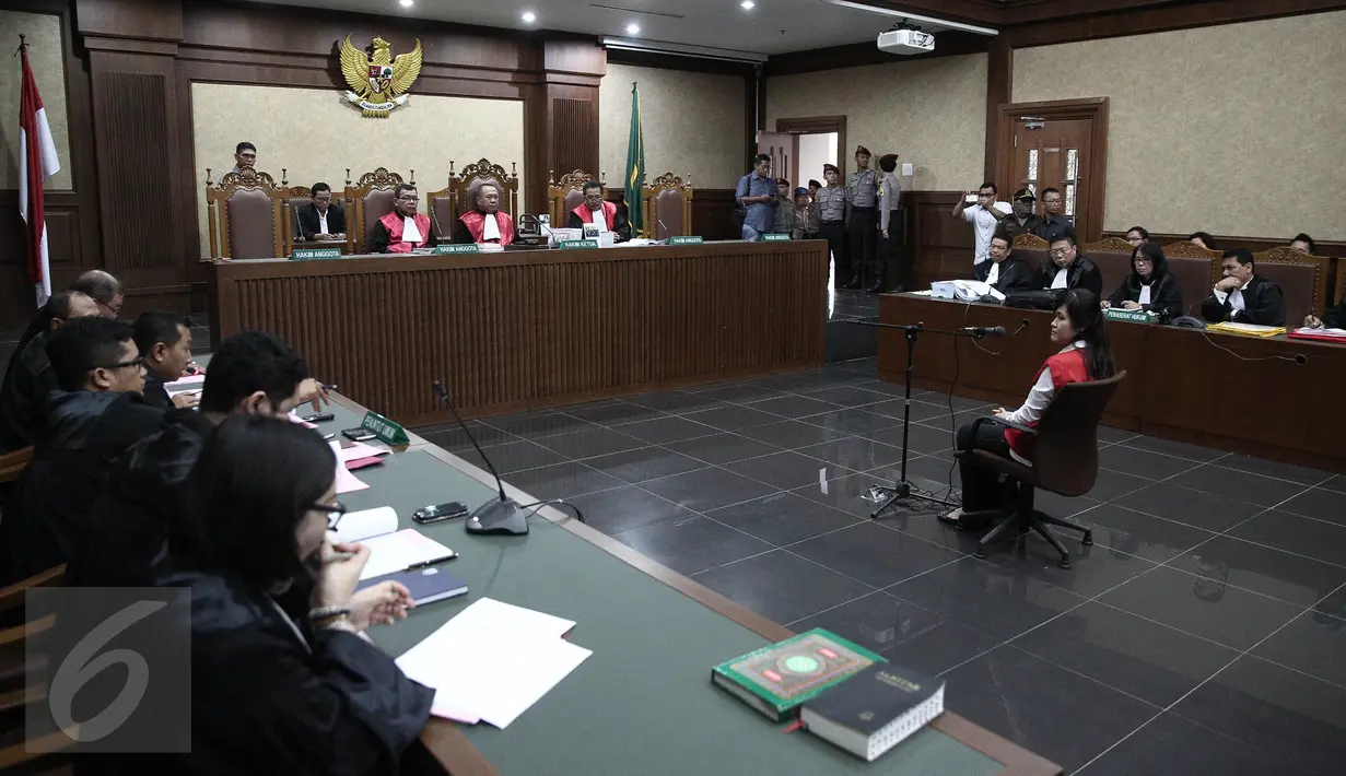 Tersangka pembunuhan Wayan Mirna Salihin, Jessica Kumala Wongso menjalani sidang lanjutan di PN Jakarta Pusat, Selasa (21/6). Agendanya, pembacaan jawaban Jaksa Penuntut Umum (JPU) terkait eksepsi atau nota keberatan Jessica. (Liputan6.com/Faizal Fanani)