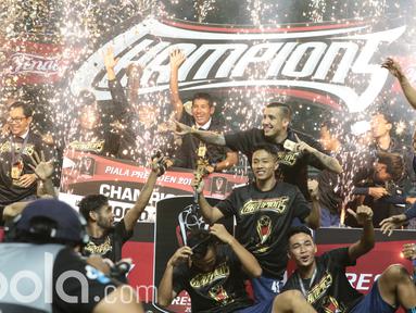 Para Pemain Arema FC merayakan keberhasilan meraih juara  Piala Presiden 2017 di Stadion Pakansari, Bogor, Minggu (12/3/2017). (Bola.com/Nicklas Hanoatubun)