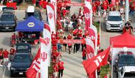 Pemandangan umum (a general view) kegiatan berkumpul (tailgating) sebelum pertandingan Indiana Hoosiers dan Illinois Fighting Illini di Memorial Stadium pada 20 September 2025 di Bloomington, Indiana. (Caleb Bowlin/Getty Images via AFP)