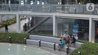 Warga menikmati suasana area Ampiteater Banda Taman Literasi Martha Christina Tiahahu di kawasan Blok M, Jakarta Selatan, Senin (19/9/2022). Taman Literasi Martha Christina Tiahahu diinisiasikan oleh PT Integrasi Transit Jakarta (ITJ). (Liputan6.com/Magang/Aida Nuralifa)