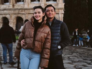 Ini adalah potret romantis Azriel Hermansyah dan Sarah Menzel di Italia. Dikenal sebagai salah satu dari tujuh keajaiban dunia, pasangan ini mengungungi Colosseum, Roma. Dalam momen liburan ini, Azriel Hermansyah tampil simpel memakai winter padding jacket warna hitam, sementara Sarah Menzel kenakan winter padding jacket warna cokelat dipadukan dengan celana jeans. (Liputan6.com/IG/@ssarah_menzel)