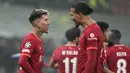 Setelah bermain imbang tanpa gol di babak pertama, Liverpool suskes memastikan kemenangan berkat dua gol yang masing-masing dicetak Roberto Firmino (kiri) dan Mohamed Salah di babak kedua. (AP/Antonio Calanni)