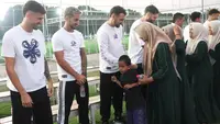 Jelang laga perdana melawan Dewa United di BRI Super League 2025/2027 ini, seluruh elemen Persik Kediri melakukan ritual dengan menggelar doa bersama dan menyantuni anak yatim piatu dari Panti Asuhan Muslimat NU Budi Mulia. Acara digelar tempat latihan tim di Kediri Soccer Field, Jumat (4/9/2026) sore WIB. (Bola.com/Gatot Sumitro)