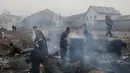 Imigran membersihkan diri di sebuah gudang tak terpakai di Belgrade, Serbia, Kamis (22/12). (REUTERS / Marko Djurica)
