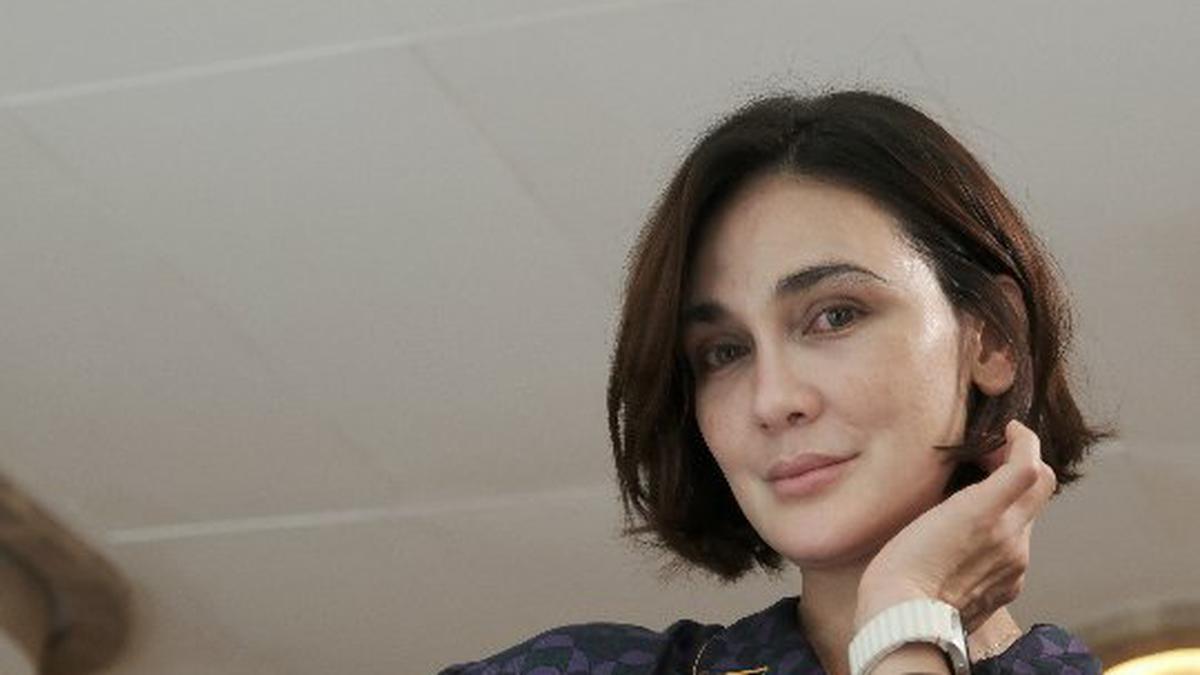 6 Potret Luna Maya Dengan Rambut Pendek Sambut Tahun Baru 2026, Enggak Ribet Sekalian Buang Sial