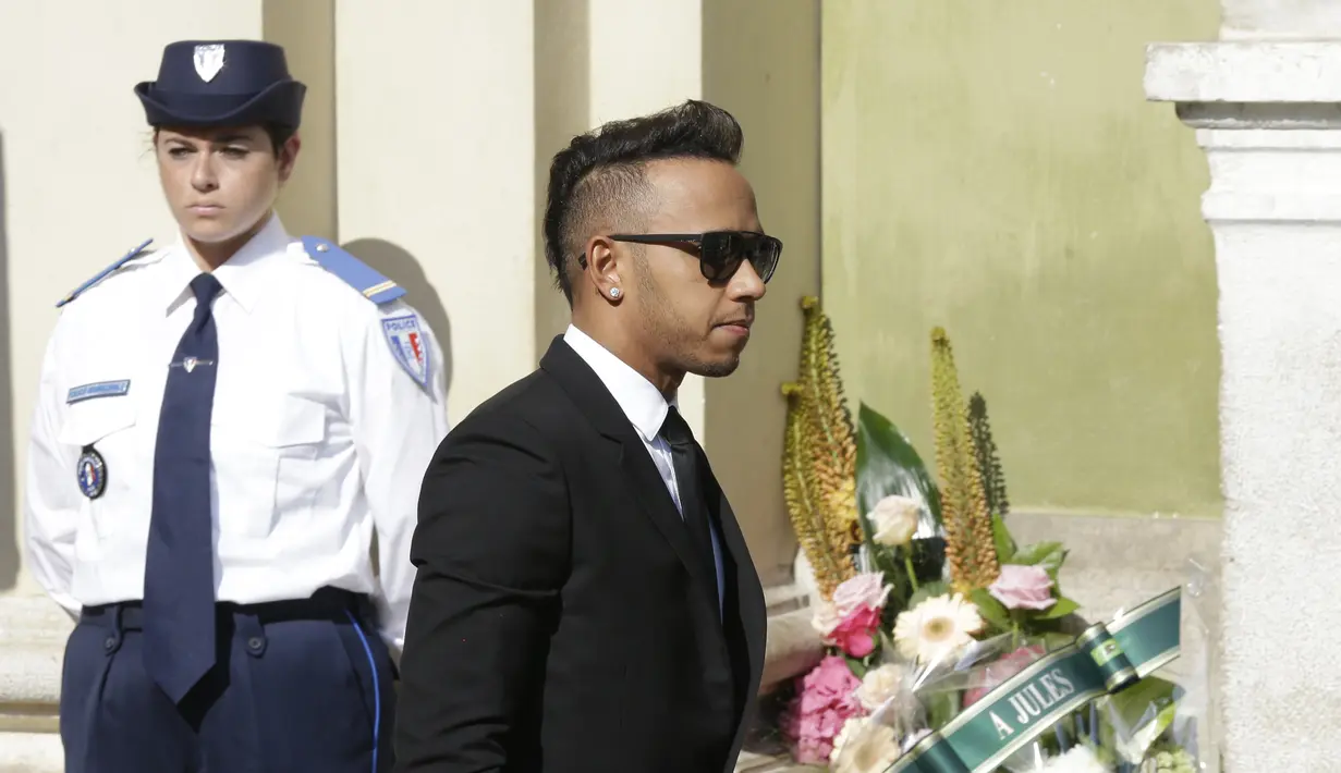 Pebalap Mercedes GP, Lewis Hamilton, turut hadir memberikan penghormatan terakhir kepada Jules Bianchi. (AP Photo/Lionel Cironneau)