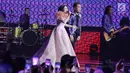 Prilly Latuconsina saat berkolaborasi dengan Armada Band ketika membawakan lagu Asal Kau Bahagia pada malam puncak HUT ke-27 SCTV di Hall D, Jiexpo Kemayoran, Jakarta, Kamis (24/8). (Liputan6.com/Herman Zakharia)