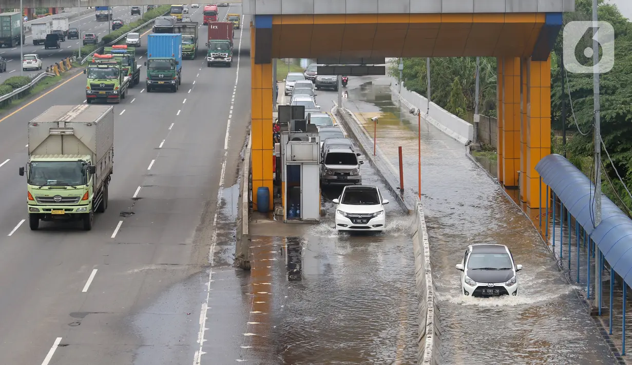 Sejumlah kendaraan melintasi Gerbang Tol Karang Tengah Barat 2 yang masih terendam banjir, Tangerang, Banten, Kamis (2/1/2020). Banjir setinggi betis orang dewasa masih menggenangi Gerbang Tol Karang Tengah Barat 2. (Liputan6.com/Angga Yuniar)