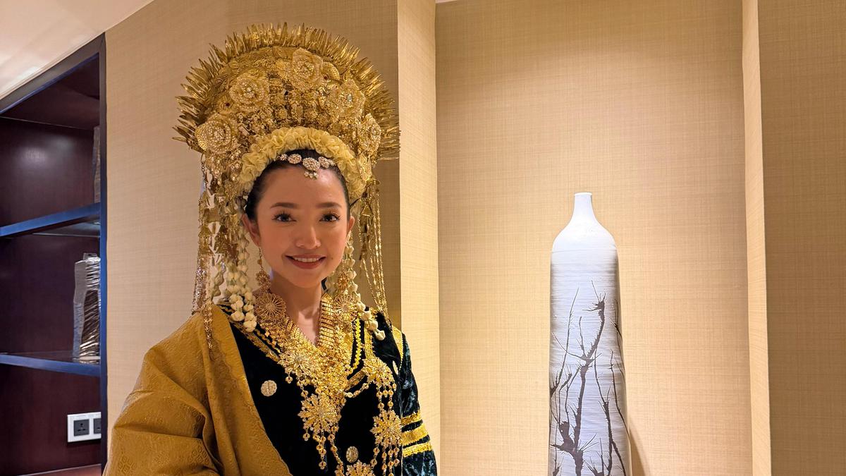 Manda Cello Pakai Baju Adat Sumatra Barat di CFD, Simbol Solidaritas untuk Warga Terdampak Bencana