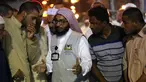 Jemaah haji berbincang dengan seorang penerjemah di kota suci Islam, Makkah, 17 Agustus 2018. Pemerintah Arab Saudi mengerahkan para penerjemah dari berbagai bahasa yang bekerja 24 jam per hari untuk membantu para jemaah. (AFP/AHMAD AL-RUBAYE)