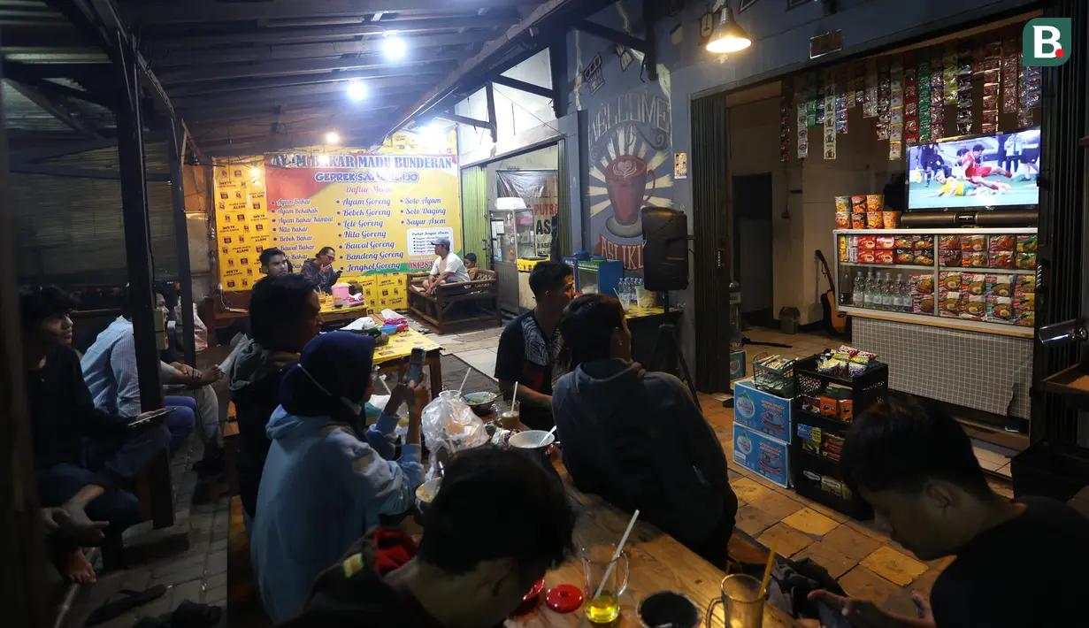 Meskipun kalah namun banyak fans yang mengapresiasi permainan timnas. Mereka menganggap Timnas besutan Shin Tae-yong telah menunjukkan permainan berkelas dan mampu mencetak sejarah di Piala Asia. (Bola.com/M Iqbal Ichsan)