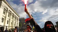 Kedutaan Besar Rusia di Kiev, Ukraina, diserbu ratusan demonstran, (14/6/2014). (AFP PHOTO/Yuriy Kirnichy)