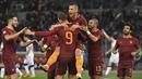 Penyerang AS Roma asal Bosnia, Edin Dzeko (tengah) membuka keunggulan timnya pada menit ke 10' setelah mendapat umpan Radja Nainggolan pada lanjutan Serie A melawan Torino di Olympic stadium, Rome, (19/2/2017). (AFP/Andreas Solaro)