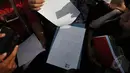 Ade Yuliawan kuasa hukum Zainal Abidin memperlihatkan surat yang ditulis oleh Zainal Abidin yang berisi ancaman Zainal kepada Jaksa Agung, Dermaga Wijaya Pura, Jawa Tengah, Kamis (5/3/2015). (Liputan6.com/Johan Tallo)